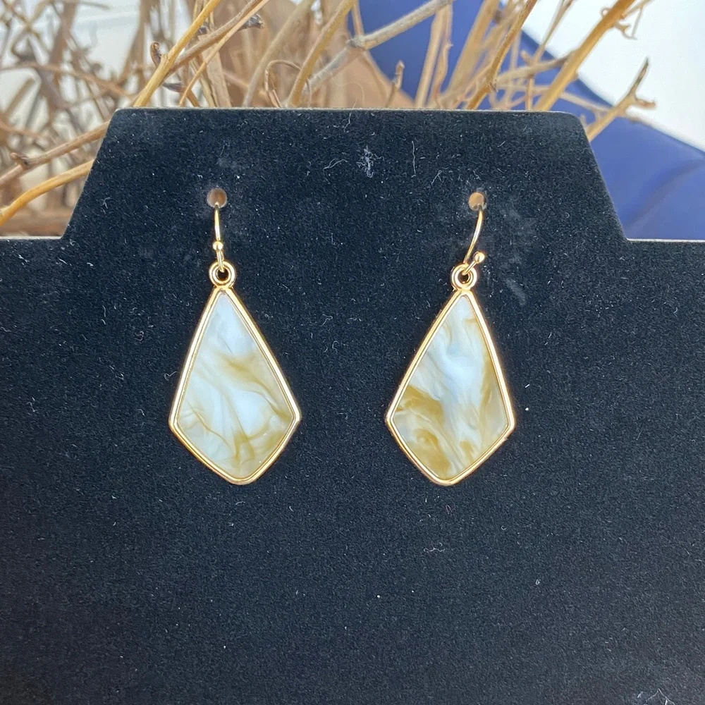 🍀 Caramel and White Earrings